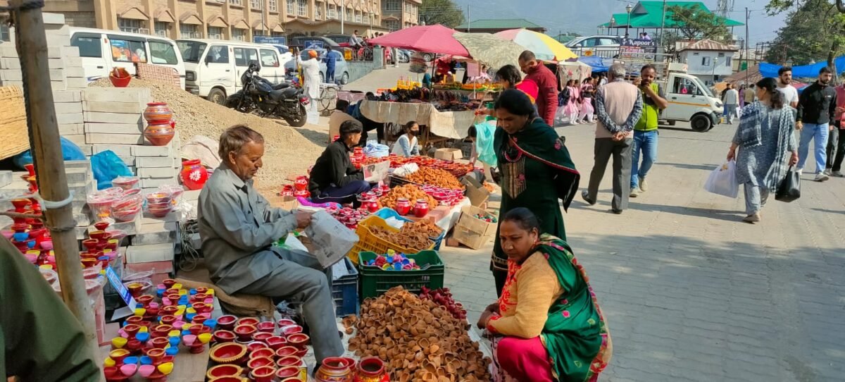 Diwali Clay Lamp Vendors in Dharamshala Encourage ‘Vocal for Local’ as Demand Soars