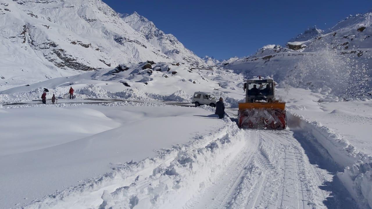 Snow clearance near Rohtang pass discover kullu manali