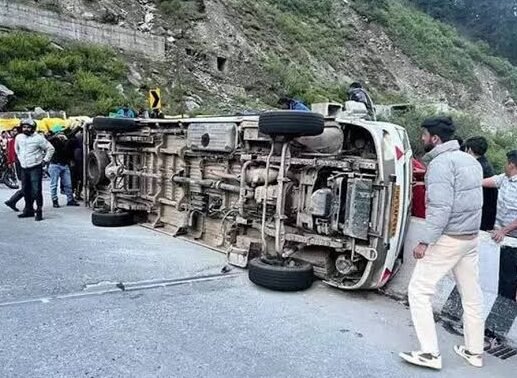 10 injured as tourist bus carrying New Year revellers overturns after hitting divider in Himachal, was on way from Chandigarh to Shimla