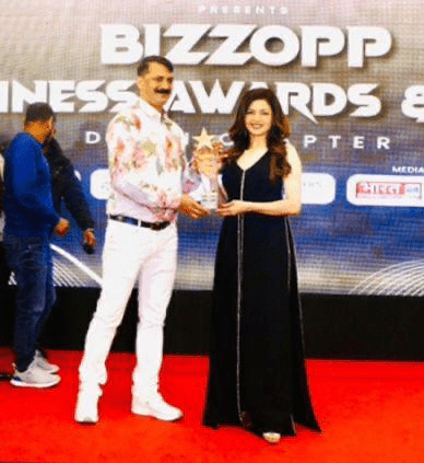 Kangra-origin Sanjay Kumar receives best teacher and social worker award from actress Bhagyashree