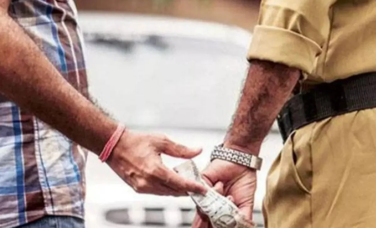 Himachal Head Constable caught red-handed taking bribe in Kangra, trapped by Vigilance team