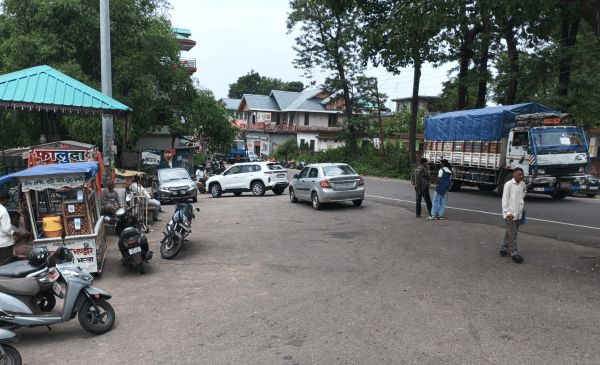 Commuters raise safety concerns over dangerous traffic point on Palampur bypass in Himachal