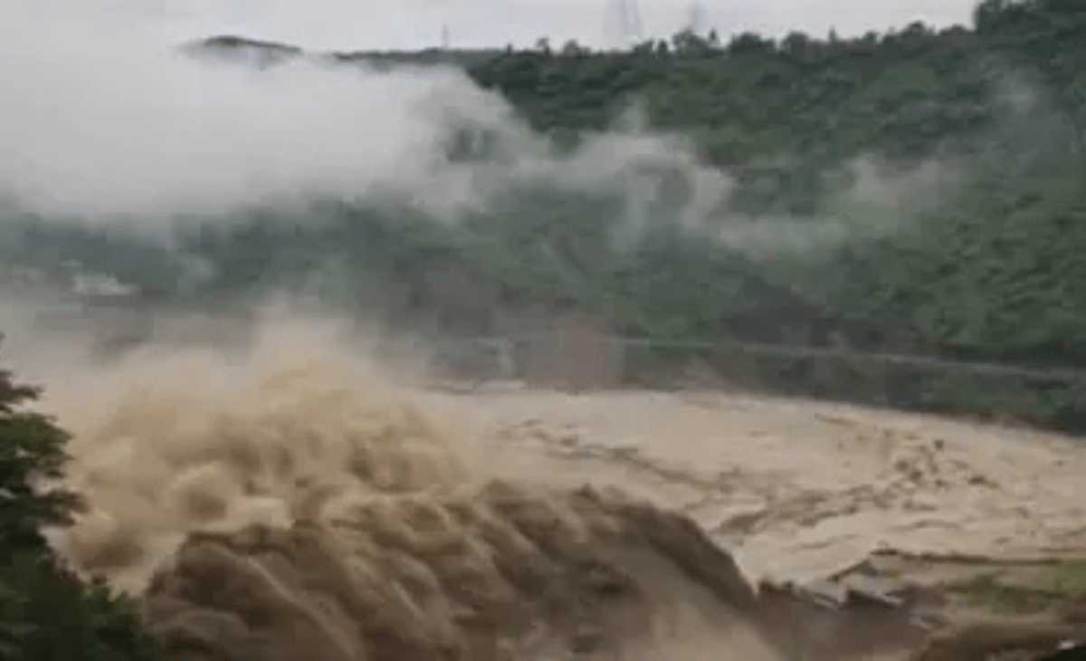 Himachal weather: Flashfloods cut off Manikaran’s Baladhi village after Parvati river washes away bridge