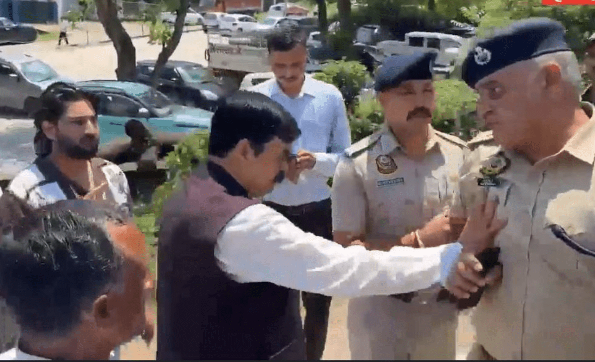 Himachal Congress ex-MLA Bumber Thakur manhandles Bilaspur ASP for ‘blocking his way’