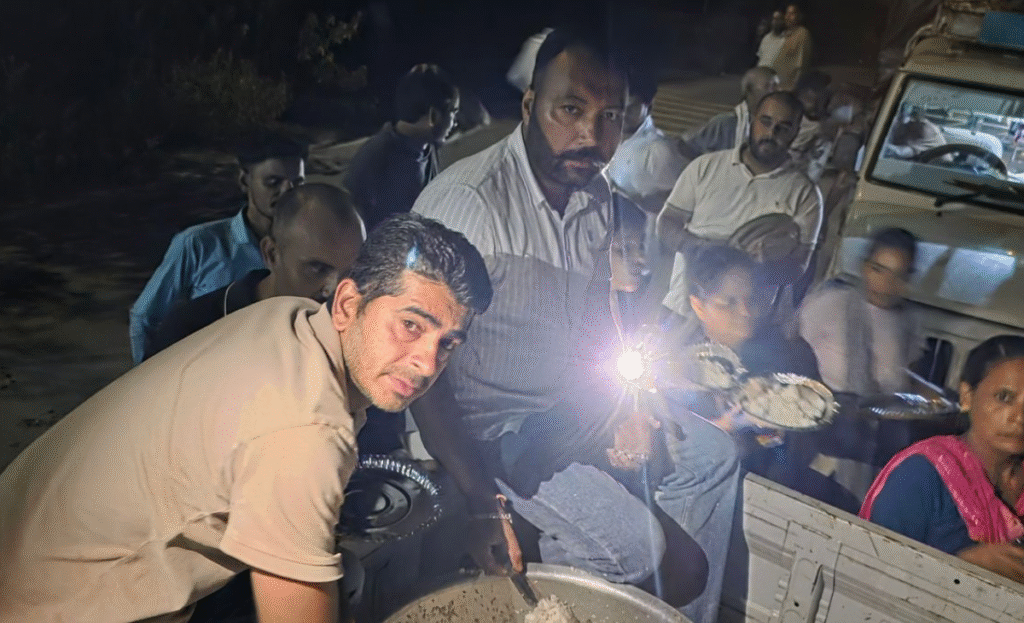 Mandi admn, Jogni Mata Temple provide meals to commuters stranded on Kiratpur-Manali highway 2 a1 11