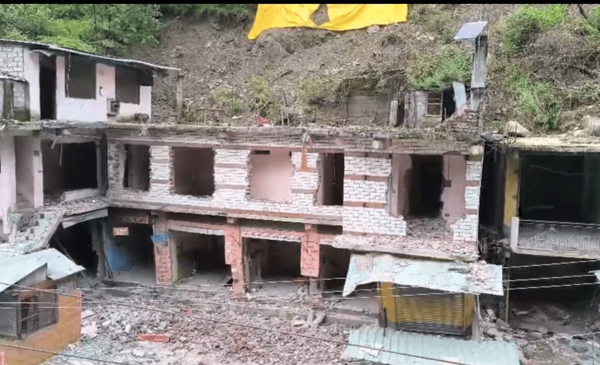 Landslide reduces 30-room building to rubble in Himachal’s Balichowki, 60 families displaced