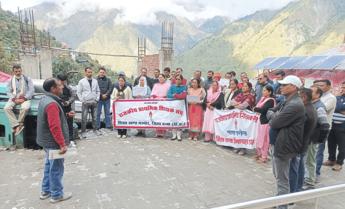Bharmour-Garola Primary Teachers Hold Protest Rally Against Cluster System Notification, Submit Memorandum to Chief Minister