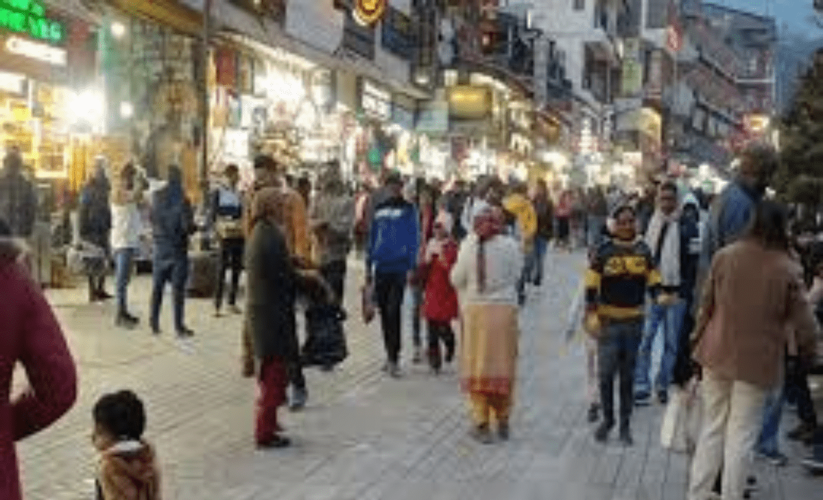 Fleeing Delhi-NCR’s toxic air, tourists throng Himachal despite snowless December