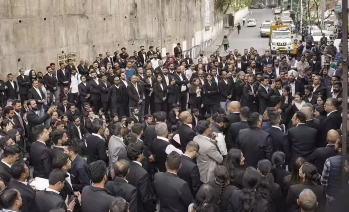Minister’s Vehicle Challaned Amid Lawyers’ Protest Over Sealed Roads in Shimla