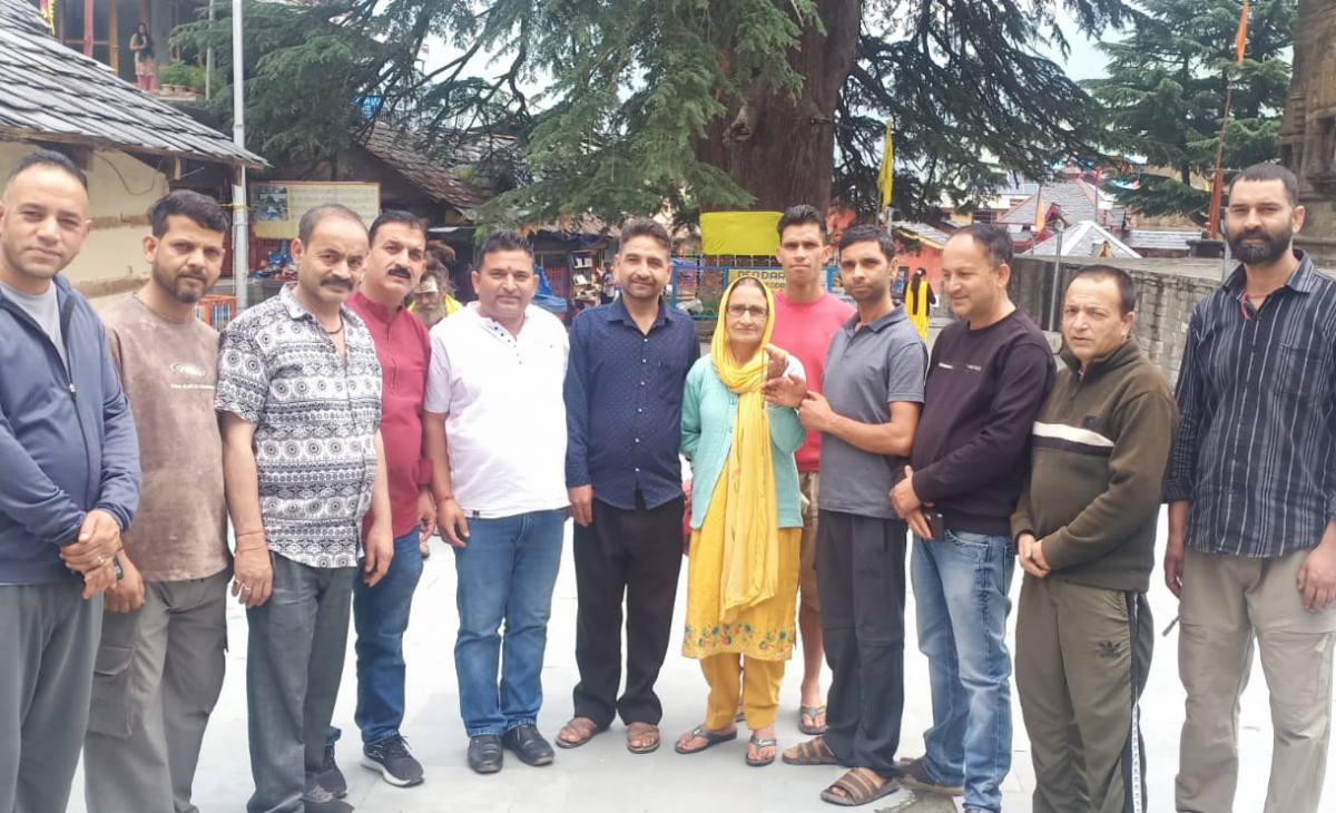 Example of Honesty: Bharmour Vendor Returns Lost jewellery Set to Elderly Woman