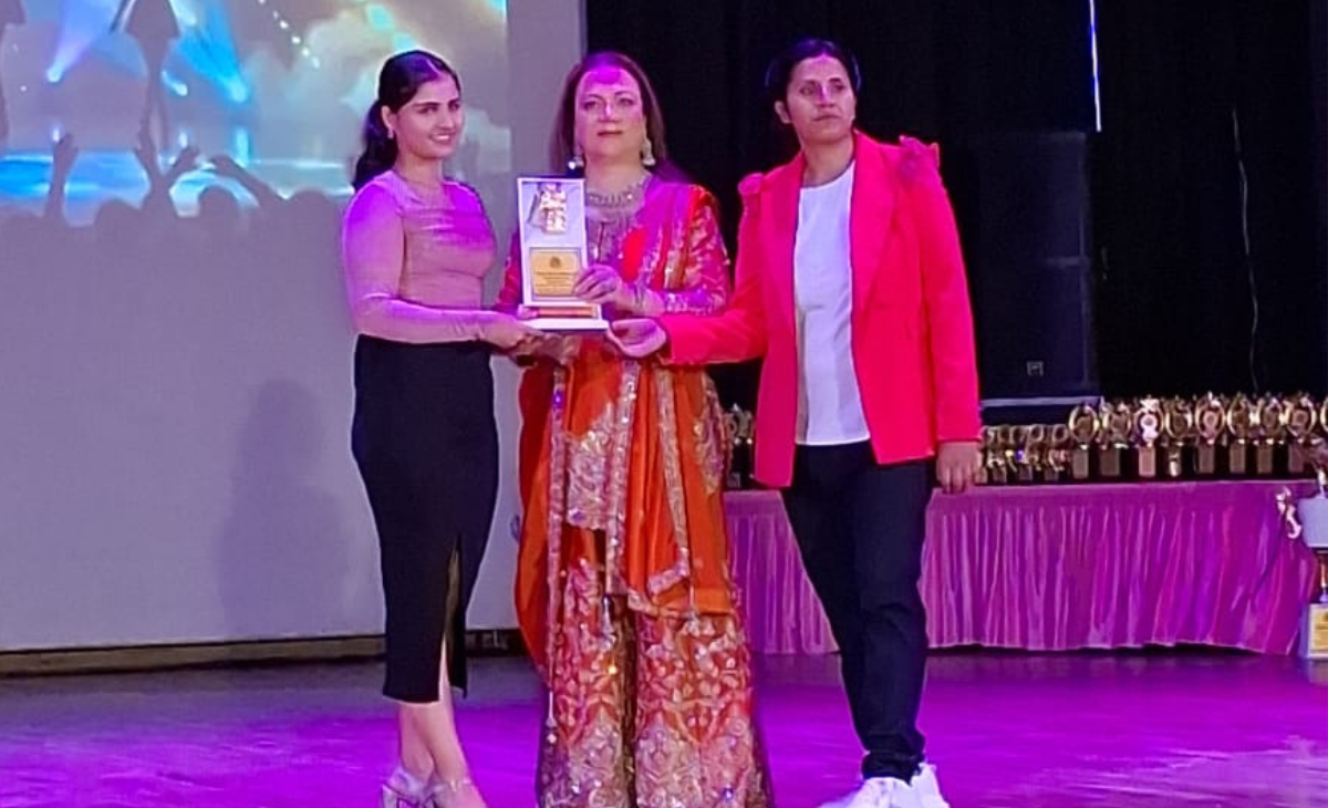 DAV Banikhandi Student Prakriti Kaundal Honored by Actress Mandakini
