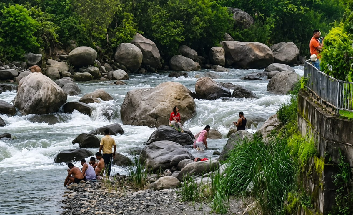 Tourists Risk Lives Bathing in Manjhi Khad Amid Monsoon Flood Threat