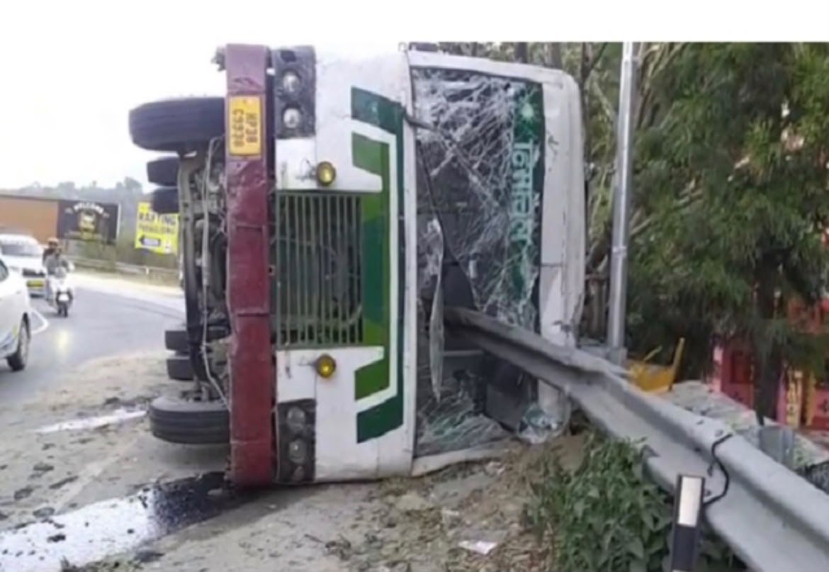 Himachal patwaris, kanungos go on mass leave, essential services hit 2 Six Injured as HRTC Bus Overturns Near Kullu Police Lines