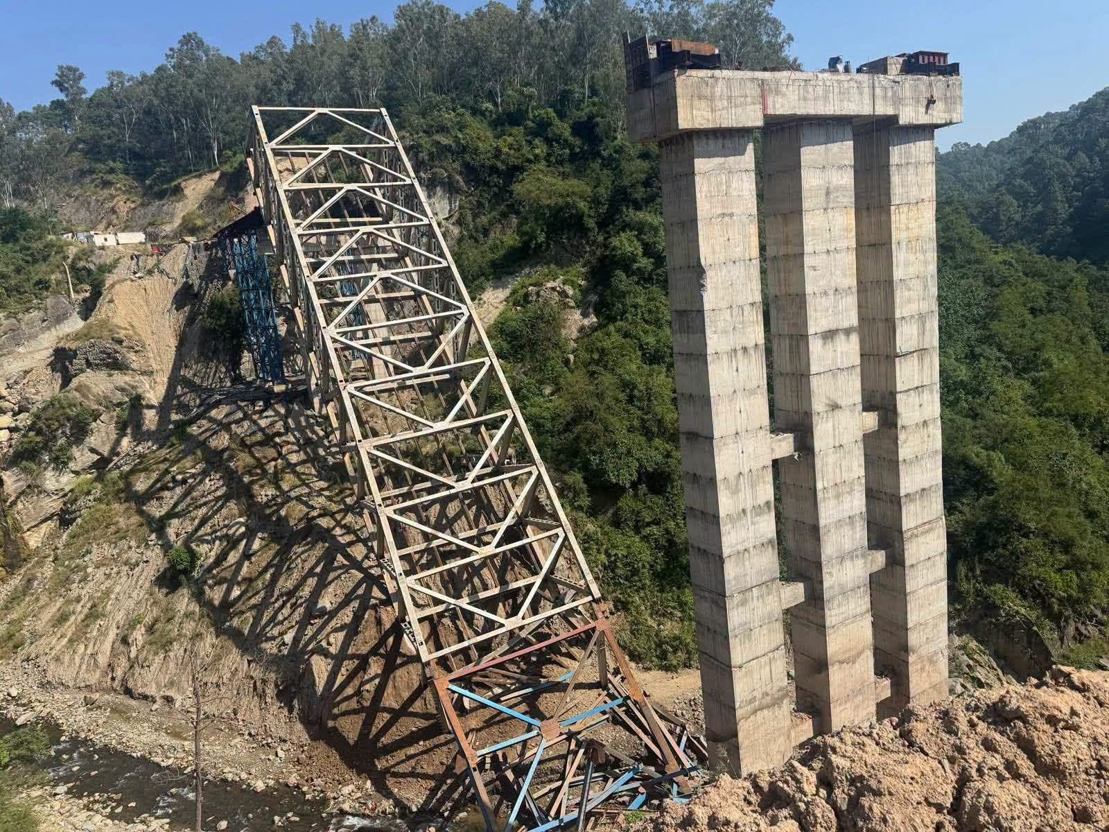 Mechanical Failure Causes Under-Construction Truss Bridge Collapse in Hamirpur; Three Injured